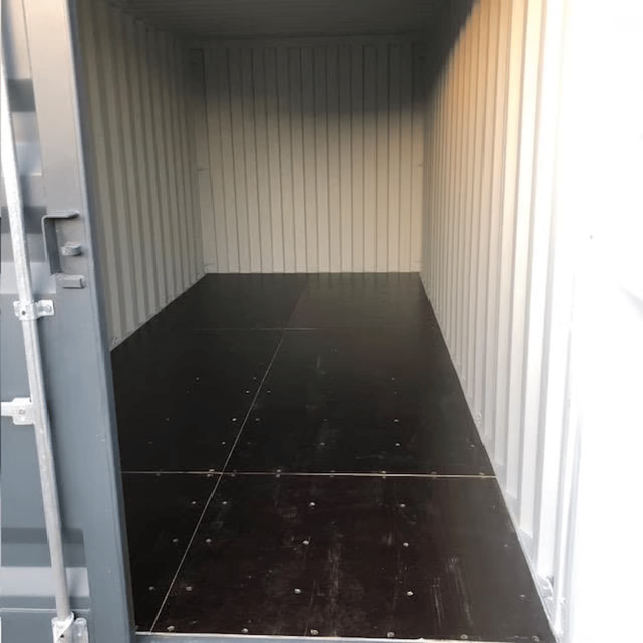 Leerer, sauberer Innenraum eines Lagercontainers
